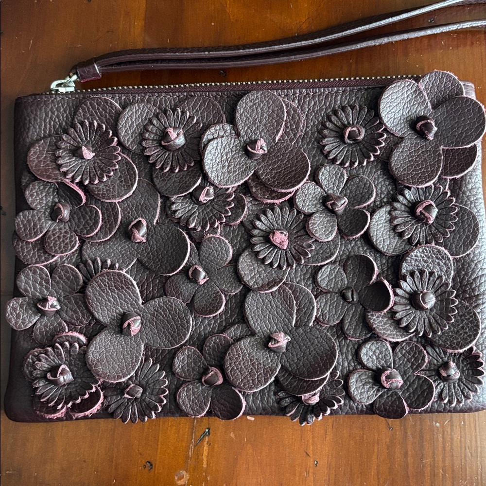 Punto Fibbia Made in Italy Burgundy Leather Wristlet